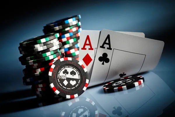 Dealer profesional melakukan pelemparan Dealer Sic Bo melakukan pelemparan dadu di calyrex